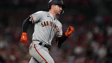 Patrick Bailey, de los Gigantes de San Francisco, recorre las bases luego de conectar un jonrón en el juego del martes 13 de junio de 2023, ante los Cardenales de San Luis (AP Foto/Jeff Roberson)