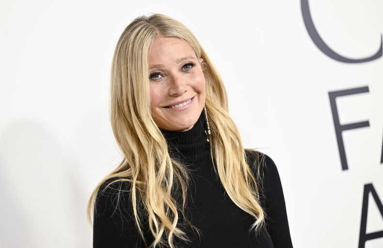 Gwyneth Paltrow llega a los premios de moda CFDA en el Museo Estadounidense de Historia Natural el lunes 6 de noviembre de 2023, en Nueva York. (Foto Evan Agostini/Invision/AP)