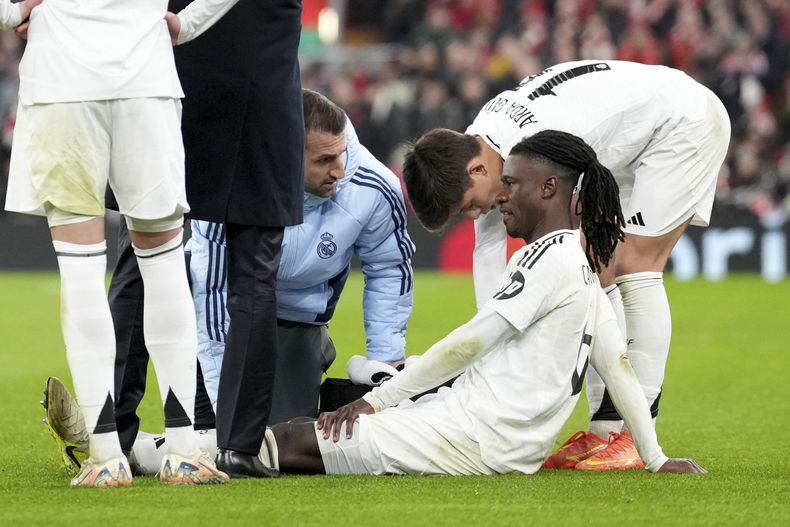 Eduardo Camavinga, centrocampista del Real Madrid, es asistido por personal médico del equipo español después de sufrir una lesión durante el partido de la Liga de Campeones entre Liverpool y Real Madrid en el estadio de Anfield, el miércoles 27 de noviembre de 2024, en Liverpool, Inglaterra. (AP Foto/Jon Super)