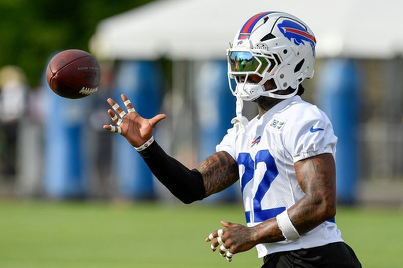 El safety de los Bills de Buffalo, C.J. Gardner-Johnson (22), calienta antes de la práctica en el campamento de entrenamiento de fútbol americano de la NFL del equipo el sábado 1 de agosto de 2026, en Pittsford, Nueva York. (Foto AP/Adrian Kraus)
