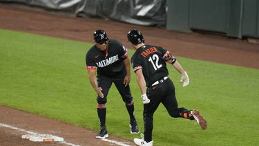 Adam Frazier, de los Orioles de Baltimore, festeja luego de conectar un jonrón en el duelo del viernes 14 de julio de 2023, ante los Marlins de Miami (AP Foto/Jess Rapfogel)