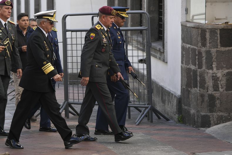 Altos manos de las Fuerzas Armadas llegan al palacio presidencial en Quito, Ecuador, el jueves 10 de agosto de 2023. El presidente Guillermo Lasso declaró el estado de excepción en todo el país que implica la movilización de militares por el territorio un día después del asesinato a tiros del candidato presidencial Fernando Villavicencio en un acto de campaña en Quito. (AP Foto/Dolores Ochoa)
