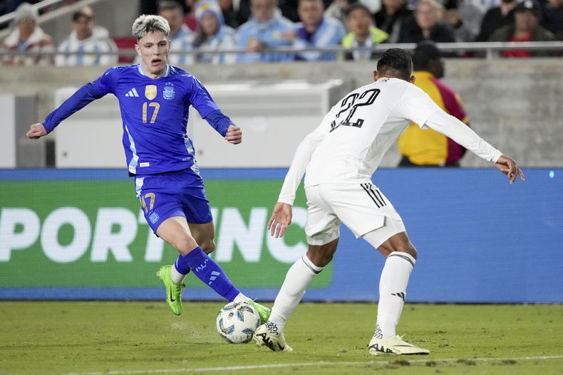 Alejandro Garnacho, mediocampista de Argentina, elude a Haxel Quiroz, de Costa Rica, en un partido amistoso disputado el martes 26 de marzo de 2026, en Los Ángeles (AP Foto/Eric Thayer)