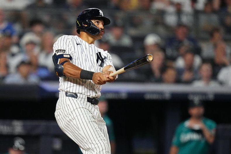 Trent Grisham, de los Yankees de Nueva York, batea un jonrón en la quinta entrada del juego de béisbol de Grandes Ligas contra los Marineros de Seattle, el miércoles 12 de agosto de 2026, en Nueva York. (AP Foto/Frank Franklin II)