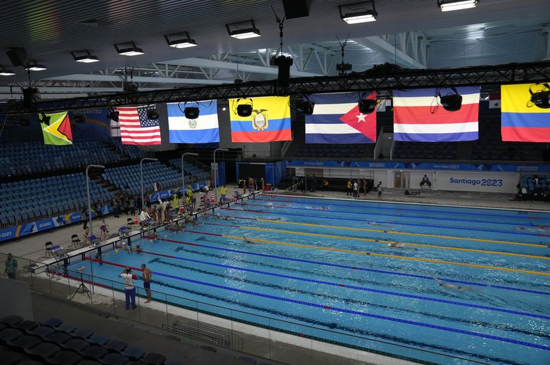 Los nadadores se entrenan previo a los Juegos Panamericanos, el miércoles 18 de octubre de 2023, en Santiago de Chile. (AP Foto/Silvia Izquierdo)