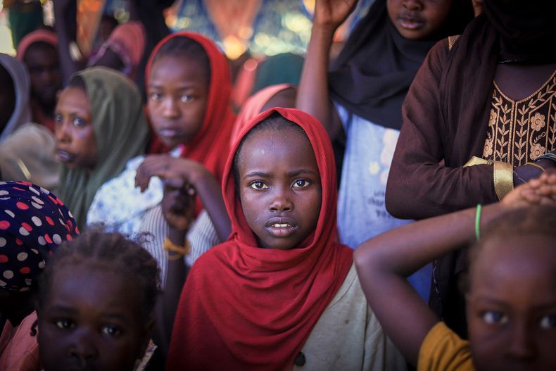 Esta fotografía difundida por el Consejo Noruego para los Refugiados muestra a una mujer y niños desplazados de El Fasher en un campamento en el que buscaron resguardo de los combates entre las fuerzas del gobierno y las Fuerzas de Apoyo Rápido, el lunes 3 de noviembre de 2025, en Tawila, en la región de Darfur, Sudán. (NRC vía AP)