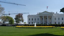 Grúas utilizadas para la construcción del nuevo salón de baile se observan en el exterior de la Casa Blanca, el sábado 4 de abril de 2026, en Washington. (Foto AP/Julia Demaree Nikhinson) Grúas utilizadas para la construcción del nuevo salón de baile se observan en el exterior de la Casa Blanca, el sábado 4 de abril de 2026, en Washington. (Foto AP/Julia Demaree Nikhinson)