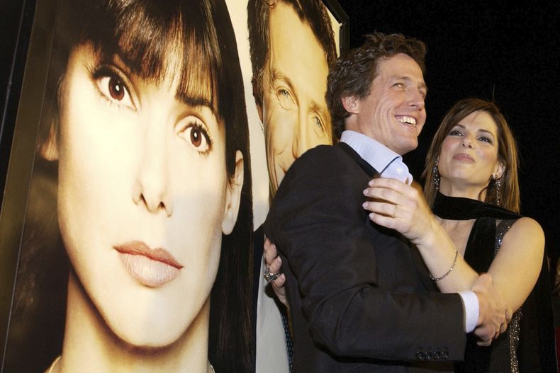 ARCHIVO - Los actores Hugh Grant, izquierda, y Sandra Bullock aparecen en la proyección de su película, Two Weeks Notice, en la sección Westwood de Los Ángeles, el 18 de diciembre de 2002. (Foto AP/Chris Weeks, archivo)