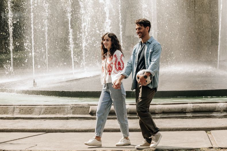 En esta imagen proporcionada por ViX, Zuria Vega, izquierda, y Erick Elías en una escena de Quiero tu vida. (ViX vía AP)