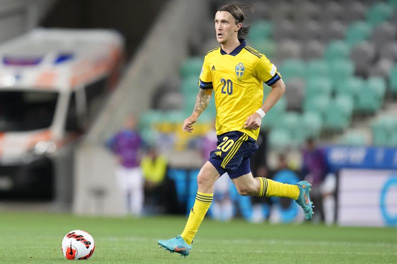 El futbolista sueco Kristoffer Olsson durante un partido de la Liga de Naciones de la UEFA entre Eslovenia y Suecia, en el estadio Stozice, Liubliana, Eslovenia, el 2 de junio de 2022. (AP Foto/Darko Bandic, archivo)