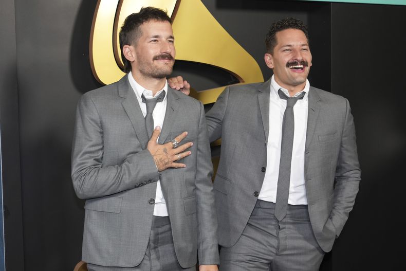 Mau y Ricky llegan a la ceremonia en honor a la Persona del Año de la Academia Latina de la Grabación el miércoles 13 de noviembre de 2024, en Miami Beach, Florida. (Foto AP/Lynne Sladky)