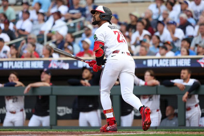 Byron Buxton, de los Mellizos de Minnesota, observa la trayectoria de su jonrón solitario contra los Dodgers de Los Ángeles durante la primera entrada de un partido de béisbol, el lunes 22 de junio de 2026, en Mineápolis. (Foto AP/Matt Krohn)