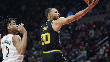 Curry y Warriors arrollan a Blazers tras Juego de Estrellas
