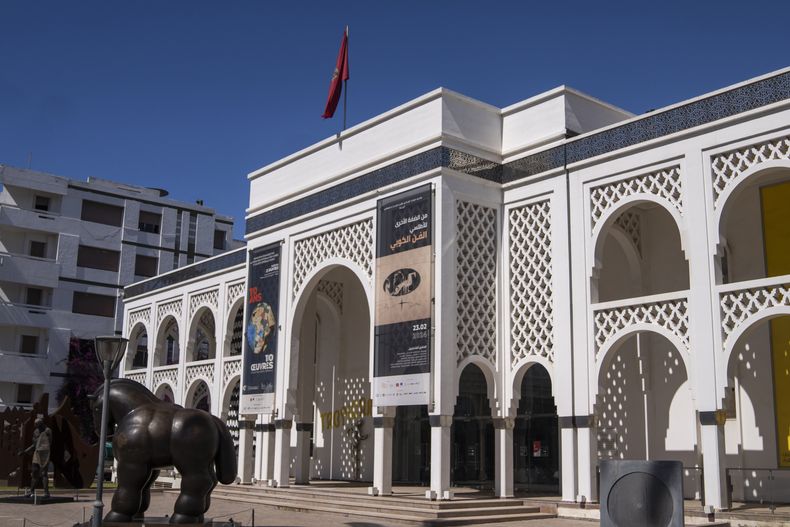 Una vista del Museo Mohammed VI de Arte Moderno y Contemporáneo, donde se presenta una exposición de arte cubano, en Rabat, el lunes 1 de abril de 2024. La exposición es una de las primeras de arte cubano en un museo africano. (Foto AP/Mosaab Elshamy)