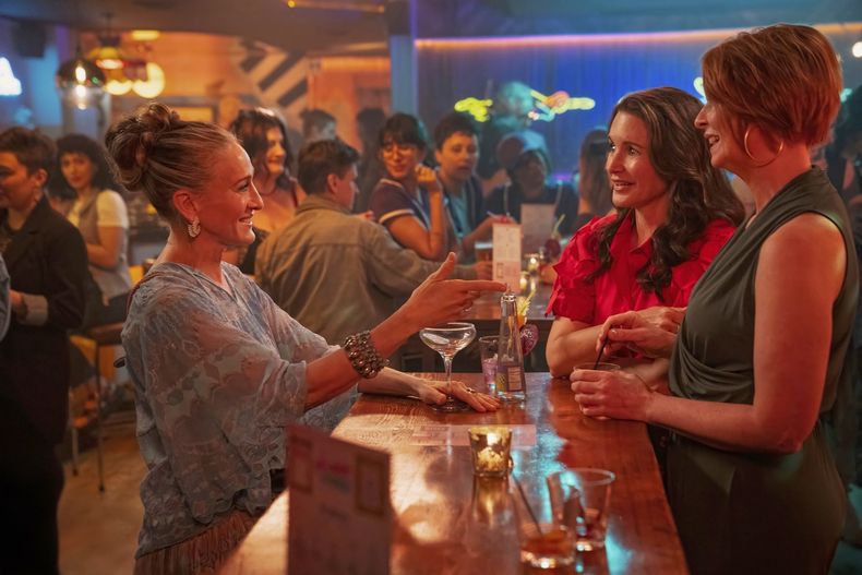 Esta imagen difundida por HBO muestra a Sarah Jessica Parker, de izquierda a derecha, Kristin Davis y Cynthia Nixon de la serie And Just Like That. (Craig Blankenhorn/HBO via AP)