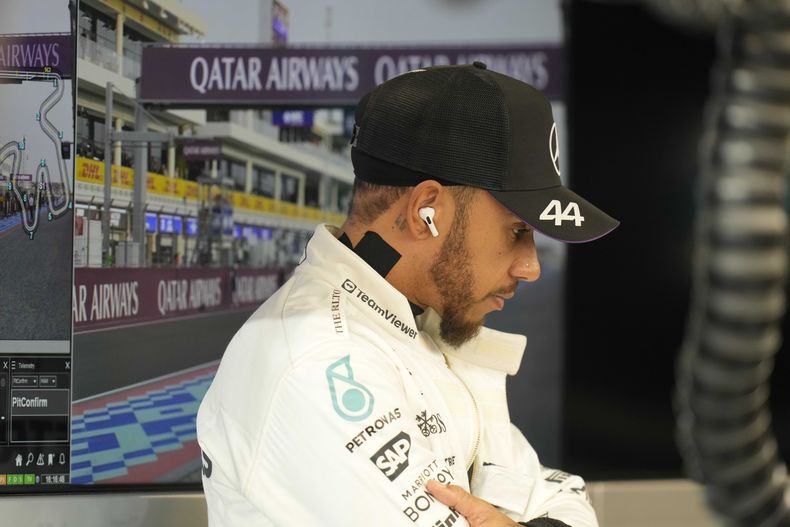 El piloto de Mercedes Lewis Hamilton previo a la carrera de sprint del Gran Premio de Qatar, el sábado 30 de noviembre de 2024. (AP Foto/Darko Bandic)