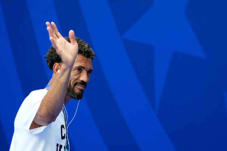 El portero de Cabo Verde, Vozinha, saluda mientras sale de la cancha durante el reconocimiento previo al partido por el Grupo H del Mundial entre Cabo Verde y Uruguay, el sábado 20 de junio de 2026, en Miami Gardens, Florida. (AP Foto/Rebecca Blackwell)