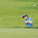 El británico Matt Fitzpatrick le pega a la bola desde la trampa en el octavo hoyo en la segunda ronda del Abierto de Canadá el viernes 9 de junio del 2023. (Nathan Denette/The Canadian Press via AP)