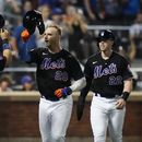 Pete Alonso (20), de los Mets de Nueva York, celebra con Francisco Álvarez (4) y Brett Baty (22) después del cuadrangular de tres carreras de Alonso en contra de los Nacionales de Washington durante la quinta entrada del juego de béisbol, el viernes 28 de julio de 2023, en Nueva York. (AP Foto/Frank Franklin II)