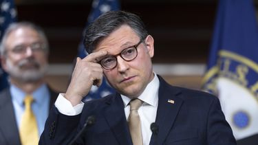 El presidente de la Cámara de Representantes, el republicano Mike Johnson, se reúne con los periodistas mientras los republicanos de la Cámara de Representantes siguen adelante con una estrategia de ir por libre en un proyecto de ley de gastos provisional del Partido Republicano que mantendría las agencias federales financiadas hasta el 30 de septiembre, en el Capitolio, en Washington, el martes 11 de marzo de 2025. (AP foto/J. Scott Applewhite)