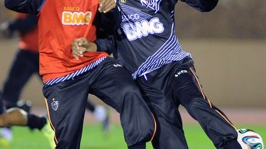 americateve | Ronaldinho, del Atl&eacute;tico Mineiro, izq., encara a su compa&ntilde;ero Leo Silva durante un entrenamiento en Marrakesh, Marruecos, el jueves 12 de diciembre del 2013, para el mundial de clubes que se disputa hasta el 21 de diciembre. (AP Foto/Ahmed B