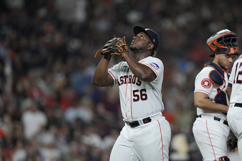 El dominicano Ronel Blnco, abridor de los Astros de Houston, festeja tras ser retirado del juego ante los Angelinos de Los Ángeles, el jueves 1 de junio de 2023 (AP Foto/David J. Phillip)