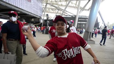 Un fanático de los Diablos Rojos de México durante un juego de la liga mexicana contra los Tigres de Quintana Roo en el estadio Alfredo Harp Helú, el domingo 23 de abril de 2023, en la Ciudad de México. (AP Foto/Fernando Llano)