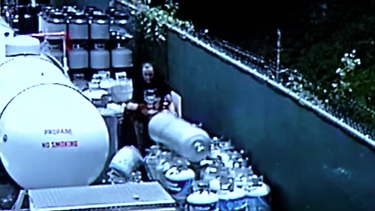 captan a un ladron robandose varios tanques de gas propano de un negocio en miami