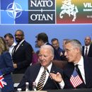 El secretario general de la OTAN Jens Stoltenberg (d) con el presidente estadounidense Joe Biden en Vilna, Lituania, el 12 de julio del 2023. (Foto AP /Pavel Golovkin)