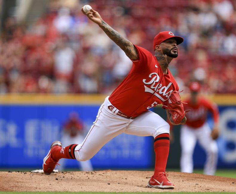 ARCHIVO - El cubano Vladimir Gutiérrez, de los Rojos de Cincinnati, lanza en el juego del 28 de mayo de 2022 ante los Gigantes de San Francisco (AP Foto/Aaron Doster, archivo)