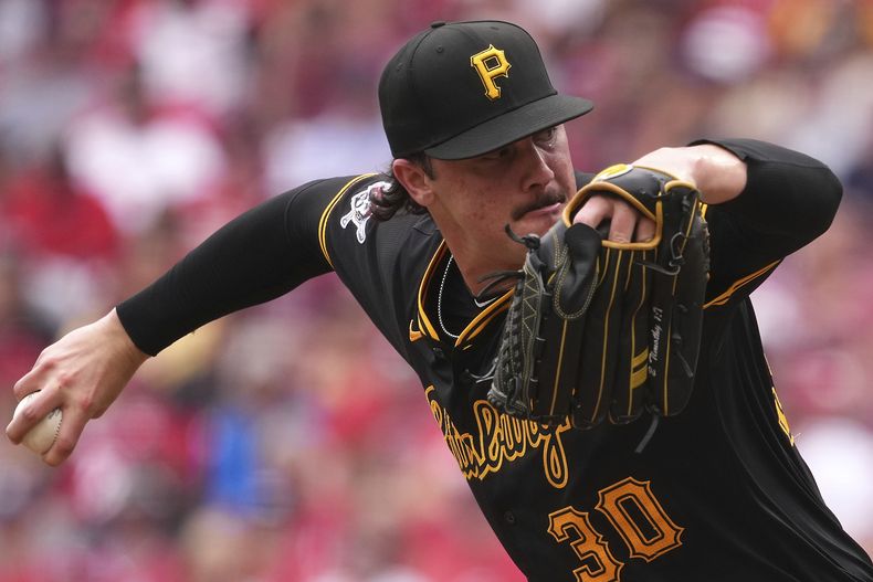 Paul Skenes de los Piratas de Pittsburgh lanza ante los Rojos de Cincinnati, el domingo 22 de septiembre de 2024, en Cincinnati. (AP Foto/Kareem Elgazzar)