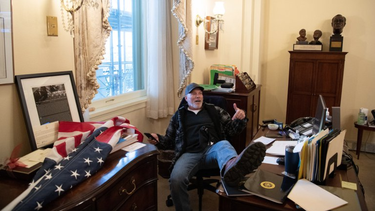 arrestaron al manifestante pro trump que asalto la oficina de nancy pelosi en el capitolio