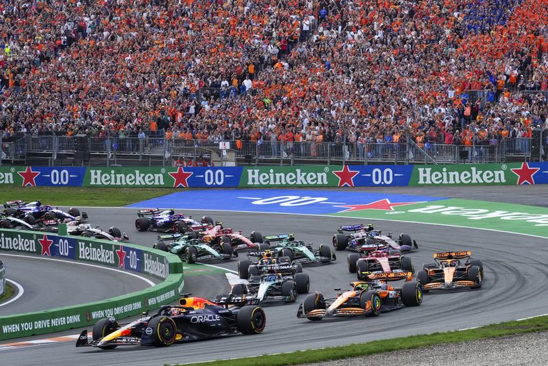 ARCHIVO - El piloto de Red Bull Max Verstappen lidera la largada del Gran Premio de Holanda en el circuito de Zandvoort, el 25 de agosto de 2024. (AP Foto/Peter Dejong)