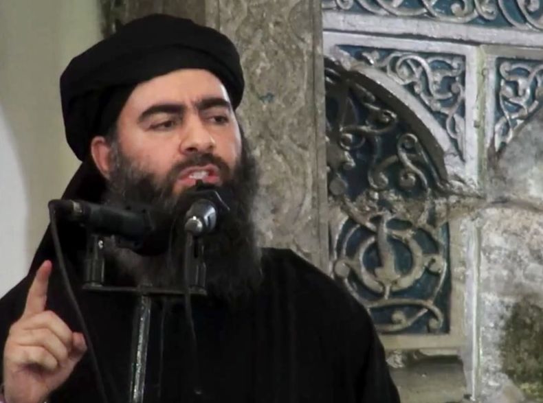 En esta imagen tomada de un video cargado en un portal de milicianos el 5 de julio del 2014, autenticado en base a su contenido y otros reportes de la AP, dice mostrar al l&iacute;der del grupo Estado Isl&aacute;mico, Abu Bakr al-Baghdadi, pronunciando un