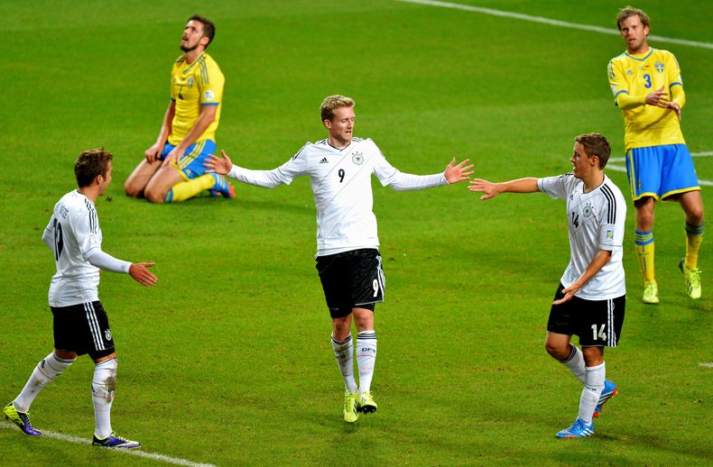 El jugador de Alemania, Andre Schuerrle, centro, festeja con compa&ntilde;eros tras anotar un gol contra Suecia en las eliminatorias mundialistas el martes, 15 de octubre de 2013, en Estocolmo. (AP Photo/TT/Jonas Ekstromer)   SWEDEN OUT