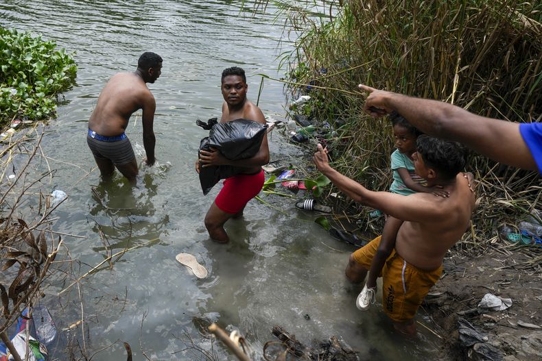 Migrantes cruzan el río Bravo (Rio Grande en inglés) hacia el lado estadounidense el jueves 11 de mayo de 2023, desde Matamoros, México. Los migrantes se apresuraban a cruzar la frontera el jueves con la esperanza de ingresar a Estados Unidos horas antes de que se levanten las restricciones al asilo relacionadas con la pandemia de COVID-19. (AP Foto/Fernando Llano)