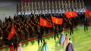 Cantantes y bailarines durante un evento para conmemorar el 80 aniversario de la fundación del Partido de los Trabajadores en el Estadio May Day, el jueves 9 de octubre de 2025, en Pyongyang, Corea del Norte. (AP Foto/Jon Chol Jin)