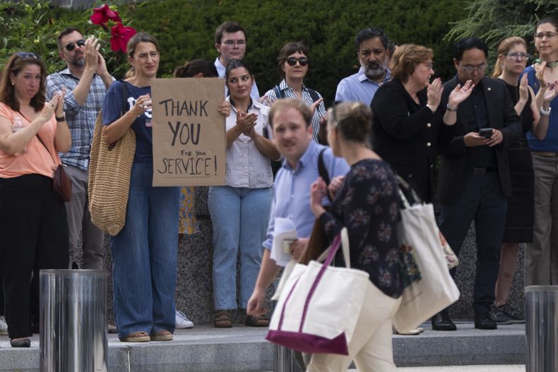 Empleados del Departamento de Estado aplauden mientras colegas caminan afuera de la agencia en Washington el 11 de julio del 2025. (AP foto/Manuel Balce Ceneta)
