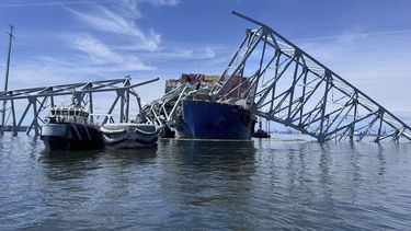 Vista del barco carguero que derribó el puente Francis Scott Key en Baltimore, mientras buzos ayudan a las cuadrillas con la complicada operación de retirar acero y concreto, el domingo 31 de marzo de 2024. (Fotos AP/Mike Pesoli)