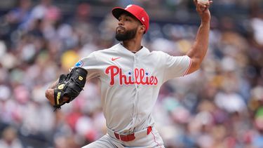El lanzador abridor de los Filis de Filadelfia, Cristopher Sánchez, trabaja contra un bateador de los Padres de San Diego durante la segunda entrada de un partido de béisbol el miércoles 27 de mayo de 2026, en San Diego. (Foto AP/Gregory Bull)
