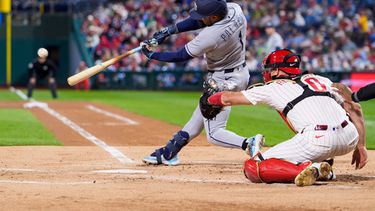 Richard Palacios de los Rays de Tampa Bay batea un doble remolcador en la primera entrada ante los Filis de Filadelfia el sábado 26 de septiembre del 2026. (AP Foto/Chris Szagola)