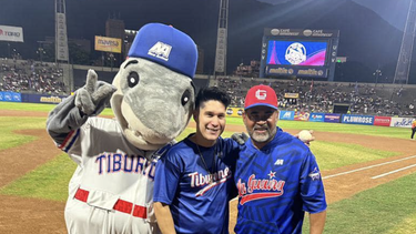 chyno miranda lanza la primera pelota en la final del beisbol venezolano