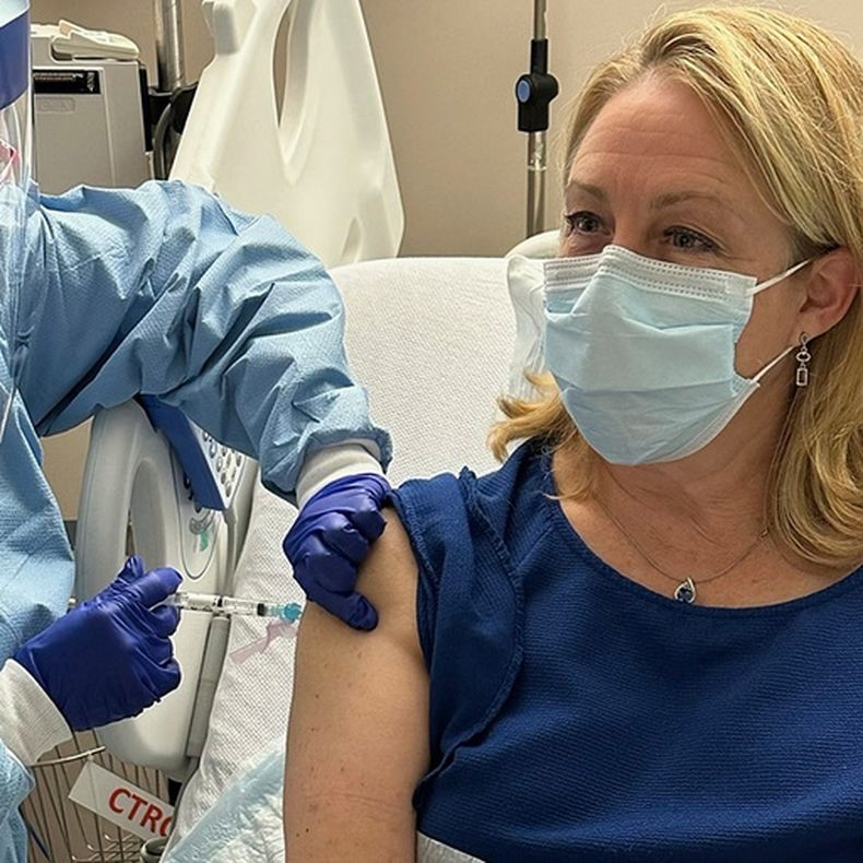 En esta imagen difundida por la doctora Stacy Norton, recibe una vacuna de prueba para el Síndrome de Lynch en MD Anderson Cancer Center Infusion Center, el 11 de abril de 2023, en Houston. (Cortesía de la doctora Stacy Norton vía AP)