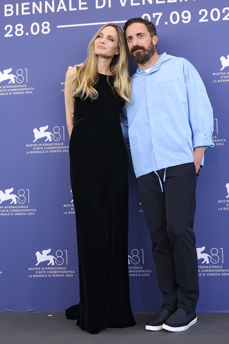 Angelina Jolie, izquierda, y el director Pablo Larraín posan para fotógrafos en la sesión fotográfica de la película María durante la 81ª edición del Festival de Cine de Venecia en Venecia, Italia, el jueves 29 de agosto de 2024. (Foto Vianney Le Caer/Invision/AP)