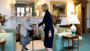 renuncio boris johnson y liz truss fue nombrada oficialmente como primera ministra por la reina isabel