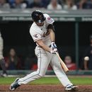 David Fry de los Guardianes de Cleveland pega un sencillo para la victoria en la décima entrada del juego ante los Bravos de Atlanta el martes 4 de julio del 2023. (AP Foto/Sue Ogrocki)