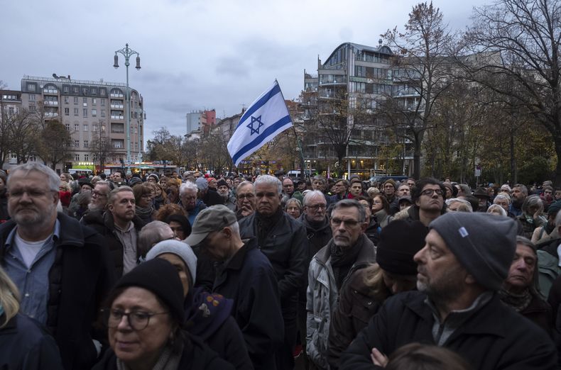 Marcha contra el antisemitismo en el centro de Berlín, Alemania, el 9 de noviembre de 2023, con motivo del 85º aniversario de la Kristallnacht o Noche de los cristales rotos de 1938. (Foto AP/Markus Schreiber)