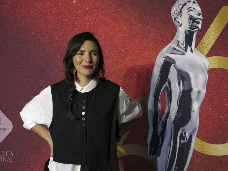 La cineasta Lila Avilés, de la película Tótem, posa al llegar al almuerzo de nominados de la 66a edición de los premios Ariel de la Academia Mexicana de Artes y Ciencias Cinematográficas en la Ciudad de México el 21 de agosto de 2024. (Foto AP/Berenice Bautista)