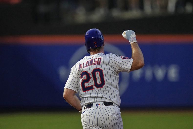 Pete Alonso, de los Mets de Nueva York, festeja al recorrer las bases luego de batear un jonrón de dos carreras ante los Bravos de Atlanta, el martes 12 de agosto de 2025 (AP Foto/Frank Franklin II)