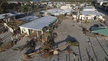 Daños tras el paso del huracán Milton en una comunidad de casas rodantes en Manasota Key, en Englewood, Florida, el domingo 13 de octubre de 2024. (AP Foto/Rebecca Blackwell)